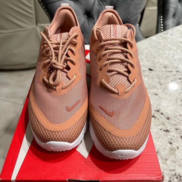 Nike new air max size 7 1/2 for women. - Picture 4 of 9